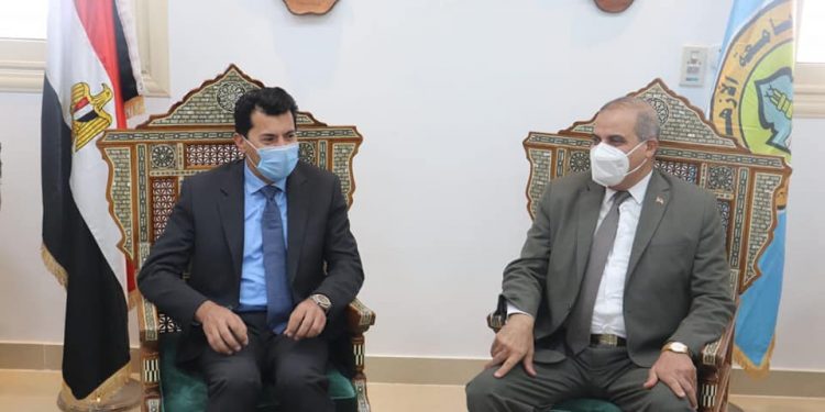 رئيس جامعة الأزهر يستقبل وزير الشباب والرياضة ويصطحبة في جولة داخل مجلس جامعة الأزهر