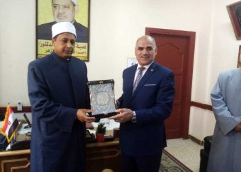 "الأقصر الأزهرية" تستقبل رئيس الجامعة وتشارك بمبادرة هنجملها
