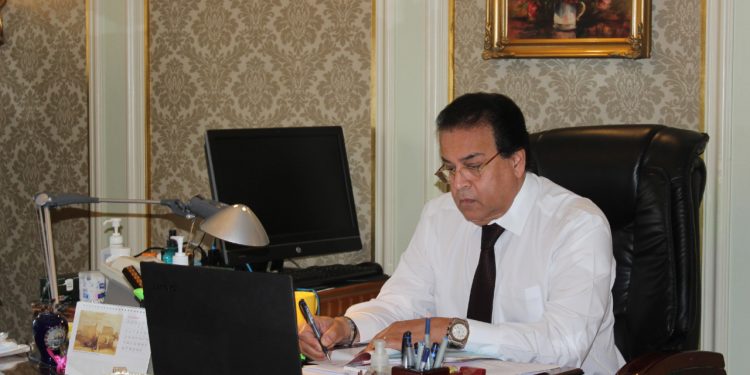 وزير التعليم العالي يُطالب بتنميط قاعات الامتحانات بالجامعات