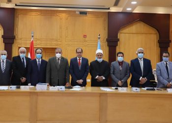 أكد مجلس جامعة الأزهر اليوم خلال جلسته الشهرية، برئاسة فضيلة الدكتور محمد المحرصاوي، رئيس الجامعة، ونواب رئيس الجامعة، والأمين العام للجامعة، وعمداء الكليات؛ على ضرورة الالتزام باتباع جميع الإجراءات الاحترازية اللازمة في سبيل مواجهة أزمة فيروس كورونا.