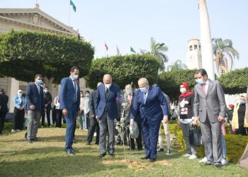 أبو الغيط والخشت يزرعان شجرة زيتون في جامعة القاهرة للدعوة إلى السلام
