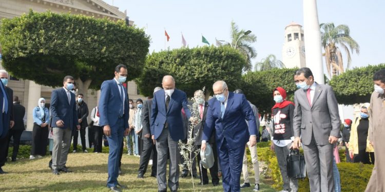أبو الغيط والخشت يزرعان شجرة زيتون في جامعة القاهرة للدعوة إلى السلام