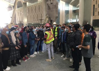 جامعة الفيوم تنظم زيارة ميدانية للمتحف المصري الكبير ومنطقة أهرامات الجيزة