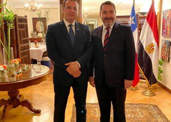 السفير التشيلي يكرم إبراهيم الشربيني الأستاذ بمدينة زويل