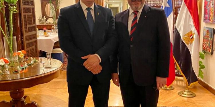 السفير التشيلي يكرم إبراهيم الشربيني الأستاذ بمدينة زويل