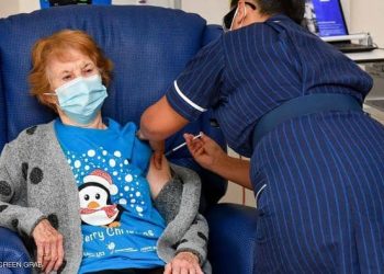 البريطانية مارغريت كينان أول شخص في العالم يتلقى لقاح "فايزر"