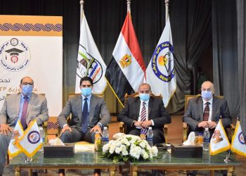 رئيس جامعة بني سويف وأبو هشيمة يسلمان أبناء الشهداء والمتفوقين  23 منحة دراسية