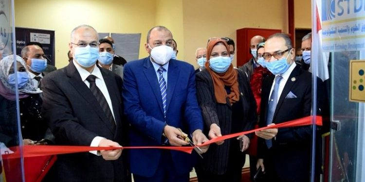 رئيس جامعة بني سويف يفتتح وحدة جهاز الميكروسكوب الإلكتروني بتكلفة 24 مليون جنيه|صور