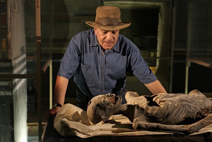 زاهي حواس في ضيافة جامعة عين شمس.. 9 ديسمبر