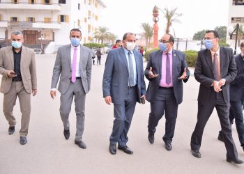 رئيس جامعة بنى سويف يجرى جولة تفقدية بالحرم