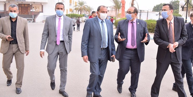 رئيس جامعة بنى سويف يجرى جولة تفقدية بالحرم