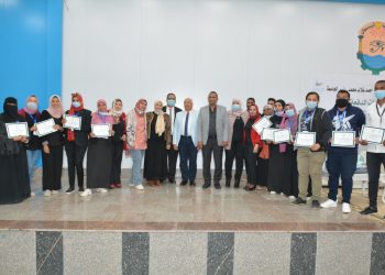 رئيس جامعة أسوان يشهد حفل المركز الجامعي للتطوير المهني للخريجين