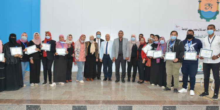 رئيس جامعة أسوان يشهد حفل المركز الجامعي للتطوير المهني للخريجين