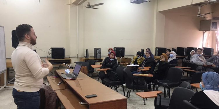 «آداب حلوان» تنظم ورشة عمل عن مهارات التدريس للطلاب