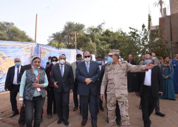 رئيس جامعة أسيوط والمحافظ يتفدان وقائع القافلة التنموية الشاملة "جسور الخير 10" بمنفلوط