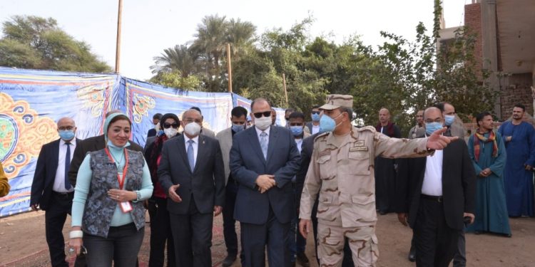 رئيس جامعة أسيوط والمحافظ يتفدان وقائع القافلة التنموية الشاملة "جسور الخير 10" بمنفلوط