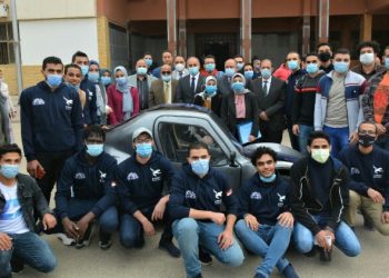 رئيس جامعة الزقازيق يلتقي بفريق كلية الهندسة المشارك برالي السيارات الكهربائية