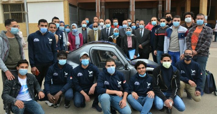 رئيس جامعة الزقازيق يلتقي بفريق كلية الهندسة المشارك برالي السيارات الكهربائية