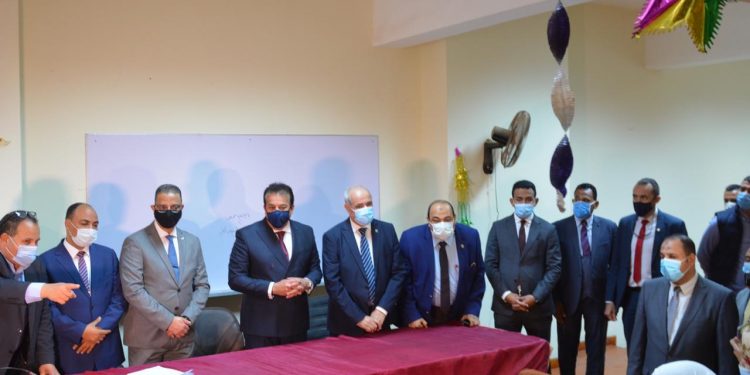 وزير التعليم العالي يفتتح المدرجات المركزية بجامعة الفيوم