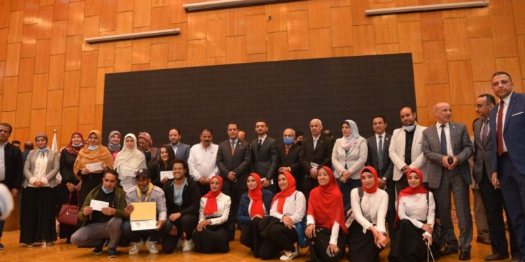 جامعة أسيوط تكرم الفائزين في مسابقة أفضل بحث وعمل فني عن مكافحة الفساد