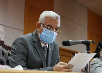 رئيس جامعة المنوفية يجتمع بعمداء الكليات لمتابعة الاستعدادات لامتحانات الفصل الدراسي الأول