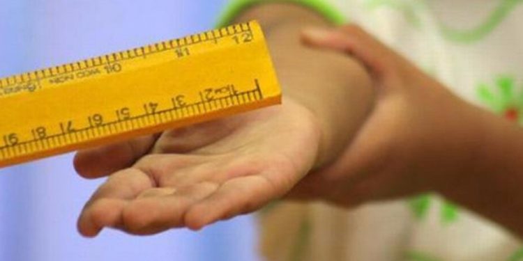 بعد تكرار حوادث العنف بالمدارس.. أولياء امور يطالبون بكشف نفسي للمدرسين