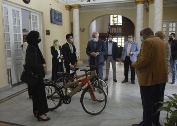 محافظ الجيزة يكرم الطلاب المبتكرين طريقة الوقاية من السرطان  "صور"