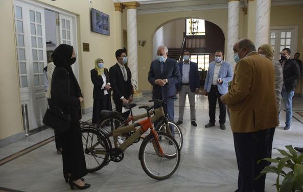 محافظ الجيزة يكرم الطلاب المبتكرين طريقة الوقاية من السرطان  "صور"