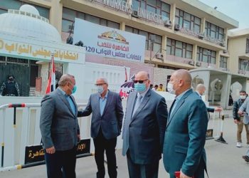 محافظ القاهرة يتفقد اللجان الانتخابية بمدارس العاصمة "صور"