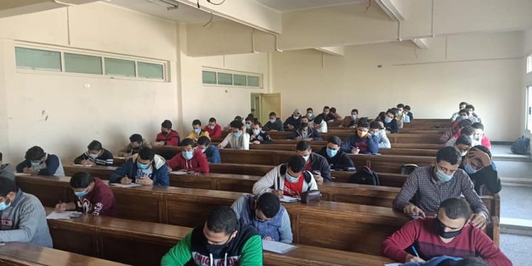 انتظام سير امتحانات الميد ترم بكلية التجارة الأزهر بتطبيق الإجراءات الاحترازية