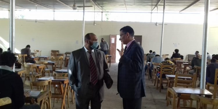 عميد هندسة الأزهر بقنا يتابع إمتحانات الميدترم "online"للفصل الدراسي الأول"