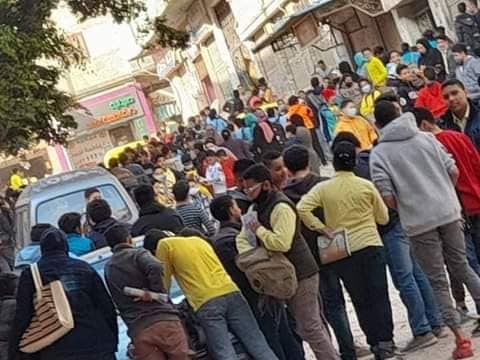 امتحانات العملي "زحام وبدون كمامات" وأولياء أمور مصر: الوضع ينذر بكارثة "صور"