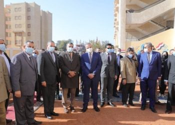 بينهم مدرستين.. محافظ سوهاج يفتتح 5 مشروعات خدمية بتكلفة 13 مليون جنيه