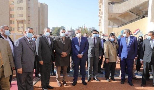 بينهم مدرستين.. محافظ سوهاج يفتتح 5 مشروعات خدمية بتكلفة 13 مليون جنيه
