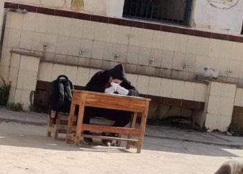 "امتحنوه في الحوش بجوار الحمام" مدرسة تجبر طالب مصاب بكورونا على حضور الامتحان 