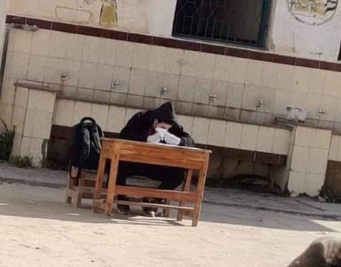"امتحنوه في الحوش بجوار الحمام" مدرسة تجبر طالب مصاب بكورونا على حضور الامتحان