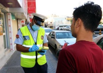 السجن وكنس الشوارع والنوم في النعش.. أغرب عقوبات مخالفة إرتداء الكمامة في دول العالم