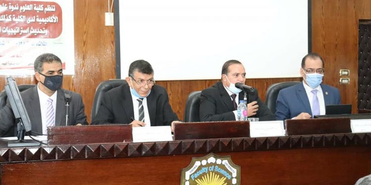 «علوم سوهاج» تناقش احتياجات المجتمع المدني في ضوء خبراتها الأكاديمية