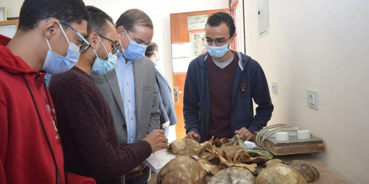 رئيس جامعة سوهاج يتعرف على كيفية تحديد أسباب الوفاة جنائيًا