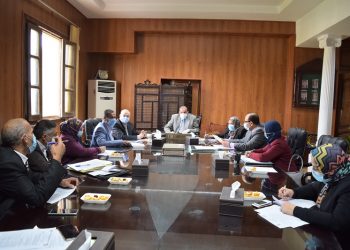 رئيس جامعة بني سويف يعلن التشغيل التجريبي لنظام مشروعات التخرج