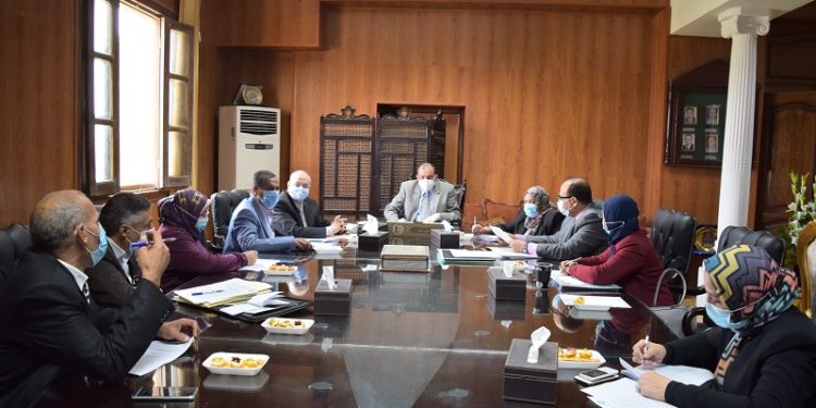 رئيس جامعة بني سويف يعلن التشغيل التجريبي لنظام مشروعات التخرج