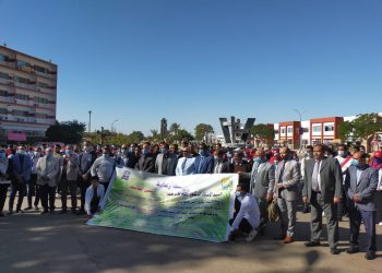 رئيس جامعة أسوان يشهد فعاليات المعسكر الطلابي "يوم في حياة الإنسانية "|صور