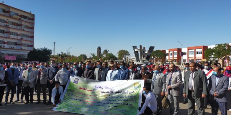 رئيس جامعة أسوان يشهد فعاليات المعسكر الطلابي "يوم في حياة الإنسانية "|صور