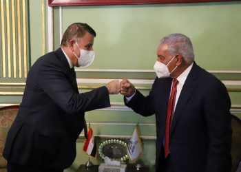 رئيس جامعة عين شمس يكرم زاهي حواس