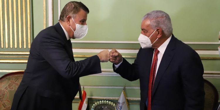 رئيس جامعة عين شمس يكرم زاهي حواس