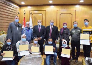 رئيس جامعة بني سويف يسلم المرحلة الثانية لمنح مجلس الشيوخ