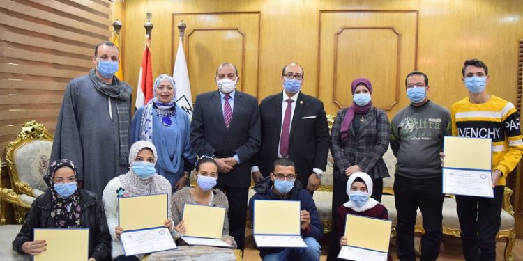 رئيس جامعة بني سويف يسلم المرحلة الثانية لمنح مجلس الشيوخ