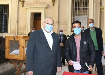 رئيس جامعة القاهرة يجري جولة تفقدية لمتابعة سير العملية الانتخابية بالكليات