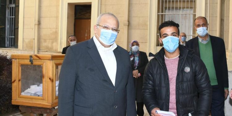 رئيس جامعة القاهرة يجري جولة تفقدية لمتابعة سير العملية الانتخابية بالكليات