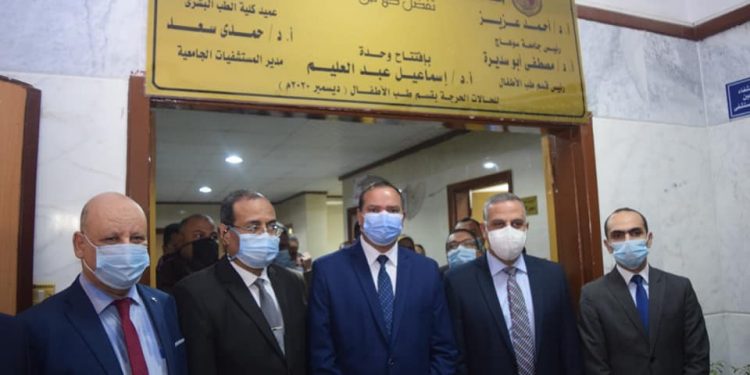 بتكلفة 11 مليون جنيه.. رئيس جامعة سوهاج والمحافظ يفتتحان وحدة طب الأطفال